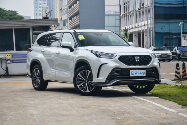 济南嘉瑞丰田皇冠陆放优惠高达5万元